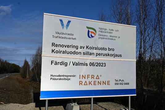 Den första skylten om brobygget på Hundholmen hade endast ett finskt och helt nytt namn på bron.  Foto: Mats Ekman, Vasabladet.