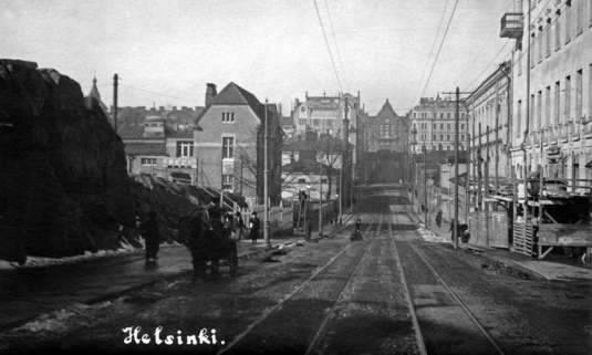 Vy längs Nikolaigatan (dagens Snellmansgatan) söderut. Fotografen står ungefär vid dagens Estnäsgatan. 1910 (© Helsingfors stadsmuseum)