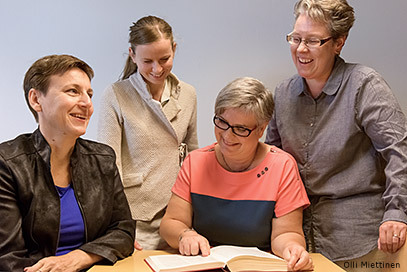 Redaktionen för dialektordboken. Från vänster Susanne Bergström, Maria Rönnbacka, Caroline Sandström och Carola Åkerlund. Foto: Olli Miettinen.