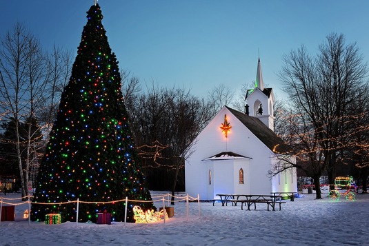 Kyrka och julgran, foto: Pixabay.