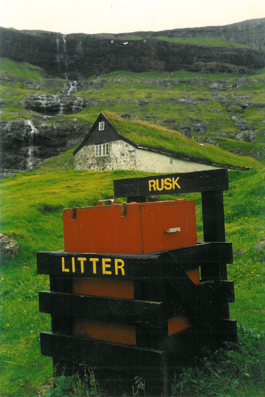 Sopkärl med texten "rusk" och "litter". Foto: Mikael Reuter.