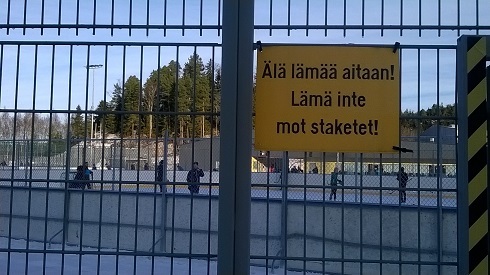 Skylt med texten "Älä lämää aitaan! Lämä inte mot staketet!".