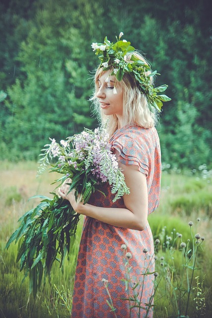 Flicka med midsommarkrans och blommor. Foto: Pixabay.